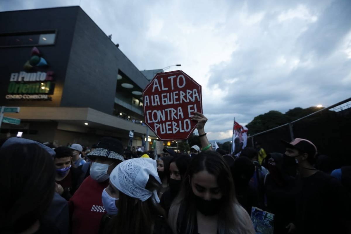 Minutos más tarde, a las 6:47 p. m., entregó un nuevo balance sobre el restablecimiento de la movilidad en esa zona de la ciudad. Explicó que el tránsito se había interrumpido con “obstáculos y bloqueos” por parte de quienes, dijo, generaron los actos vandálicos. Foto: Camilo Suárez.