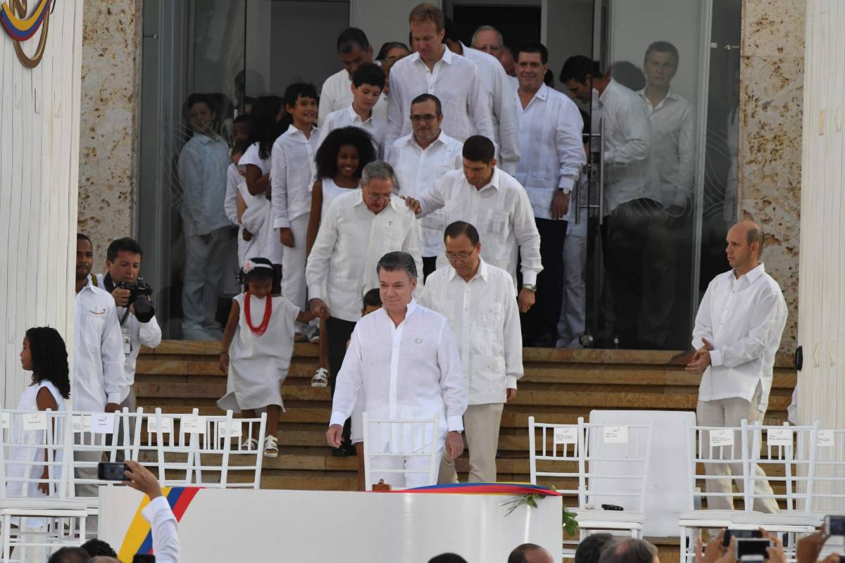 Uno a uno entraron al patio de banderas del Centro de Convenciones Julio César Turbay, los 17 presidentes invitados a la firma de los acuerdos. FOTO AFP