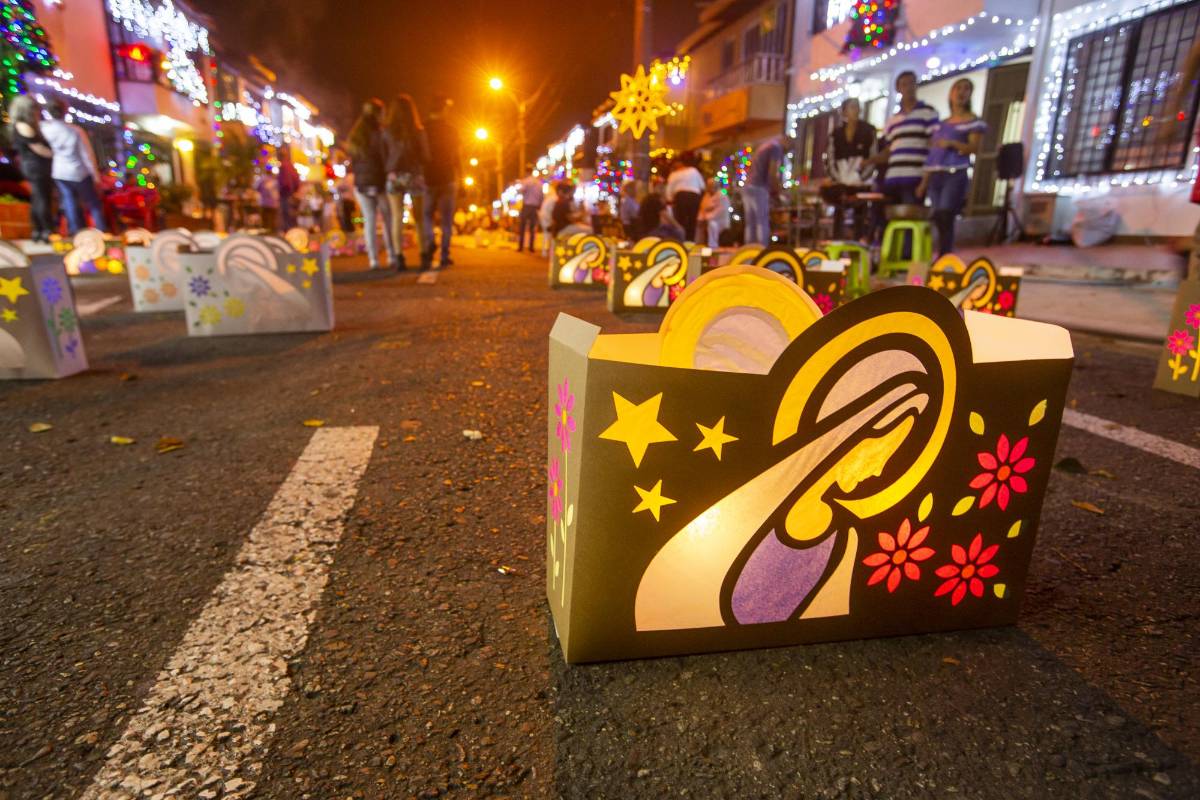 Las calles del Barrio Mesa en Envigado se iluminaron con faroles. Foto: Carlos Velásquez