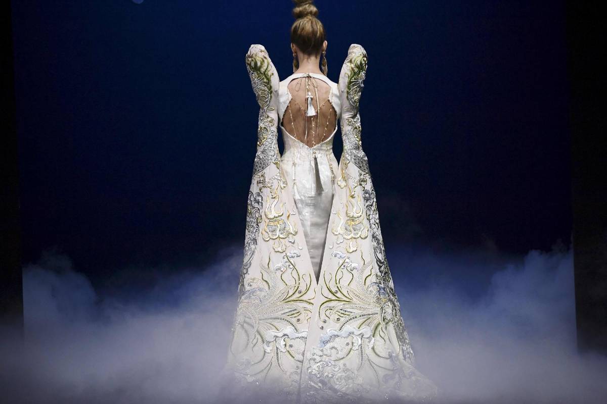 Una modelo presenta una creación de Guo Pei durante el desfile de modas de la colección de Alta Costura de Primavera y Verano 2019 en París. Foto: AFP.