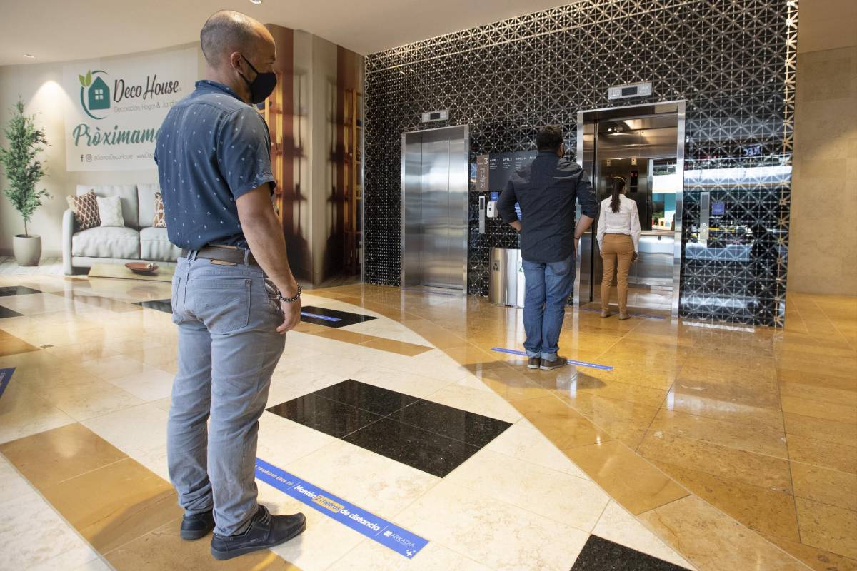 Distanciamiento en ascensores que buscan garantizar la seguridad de los visitantes. Foto: Jaime Pérez 