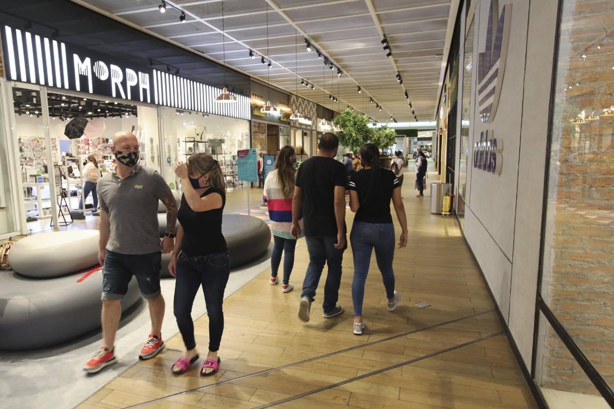 En el Valle del Aburrá continúa gradualmente la ocupación de más del 80 % de los centros comerciales con compradores y usuarios. FOTO EDWIN BUSTAMANTE