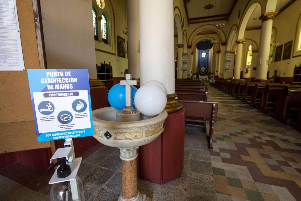 Además de la reapertura económica, los templos religiosos se suman a los lugares que, aunque limitados, permiten compartir con tapabocas y el uso de las zonas de desinfección. Foto: Edwin Bustamante