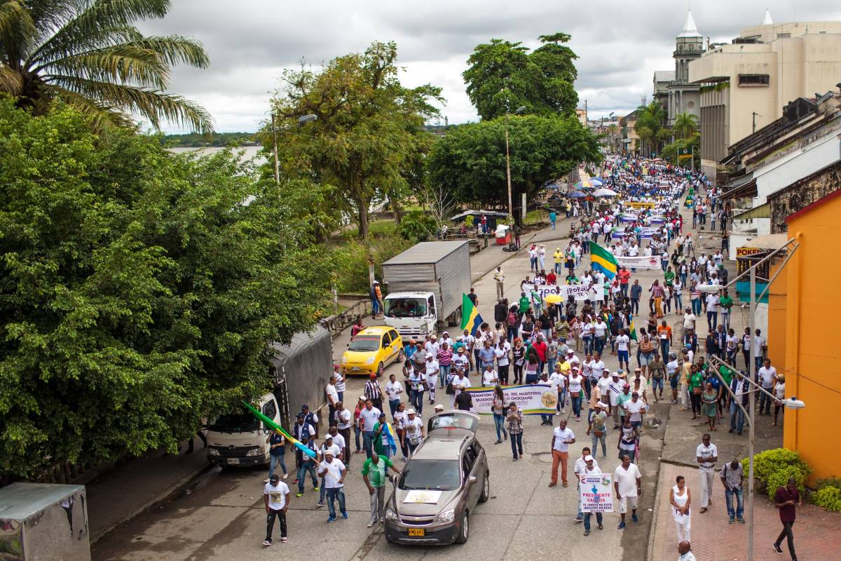 Unas 70.000 personas salieron a las calles de Quibdó durante el primer día de marchas, mientras las escuelas y el comercio en su totalidad y el 90 % del servicio de transporte intermunicipal frenaron actividades. Foto: El Murcy