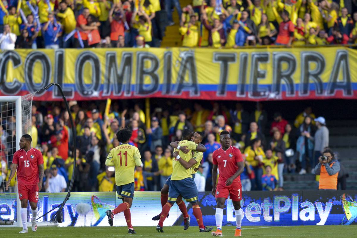 La Selección Colombia de Fútbol de Mayores se dio un paseo este lunes en el estadio El Campín de Bogotá, al golear 3-0 la Selección de Panamá, en juego amistoso de preparación para la Copa América de Brasil y como despedida de la tricolor del país antes de viajar a afrontar el certamen continental. FOTO AFP