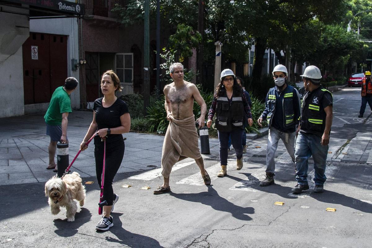 Hasta en toalla, el fuerte movimiento telúrico sorprendió a los mexicanos. FOTO AFP