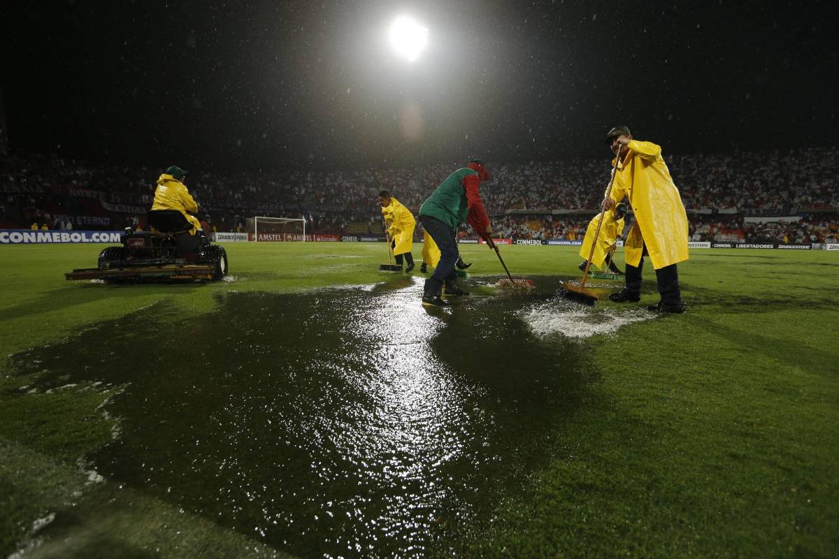 Por las inundaciones en la grama, el partido estuvo suspendido una hora. FOTO JAIME PÉREZ
