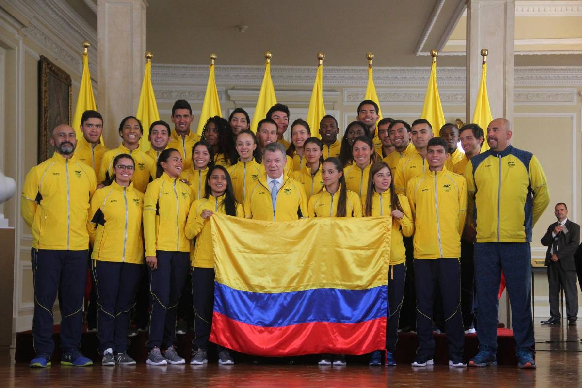 Durante la ceremonia los deportistas estuvieron acompañados por entrenadores, delegados y metodólogo. FOTO-COLPRENSA