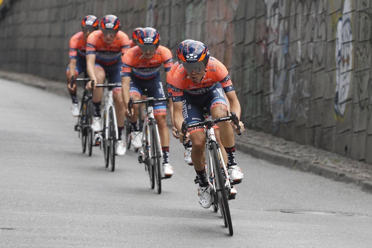 La primera etapa fue un circuito de 14 kilómetros por el centro y el sur de Medellín. Education First, el equipo de Rigoberto Urán, se impuso en la contrarreloj con un tiempo de 15 minutos y 5 segundos. FOTO MANUEL SALDARRIAGA