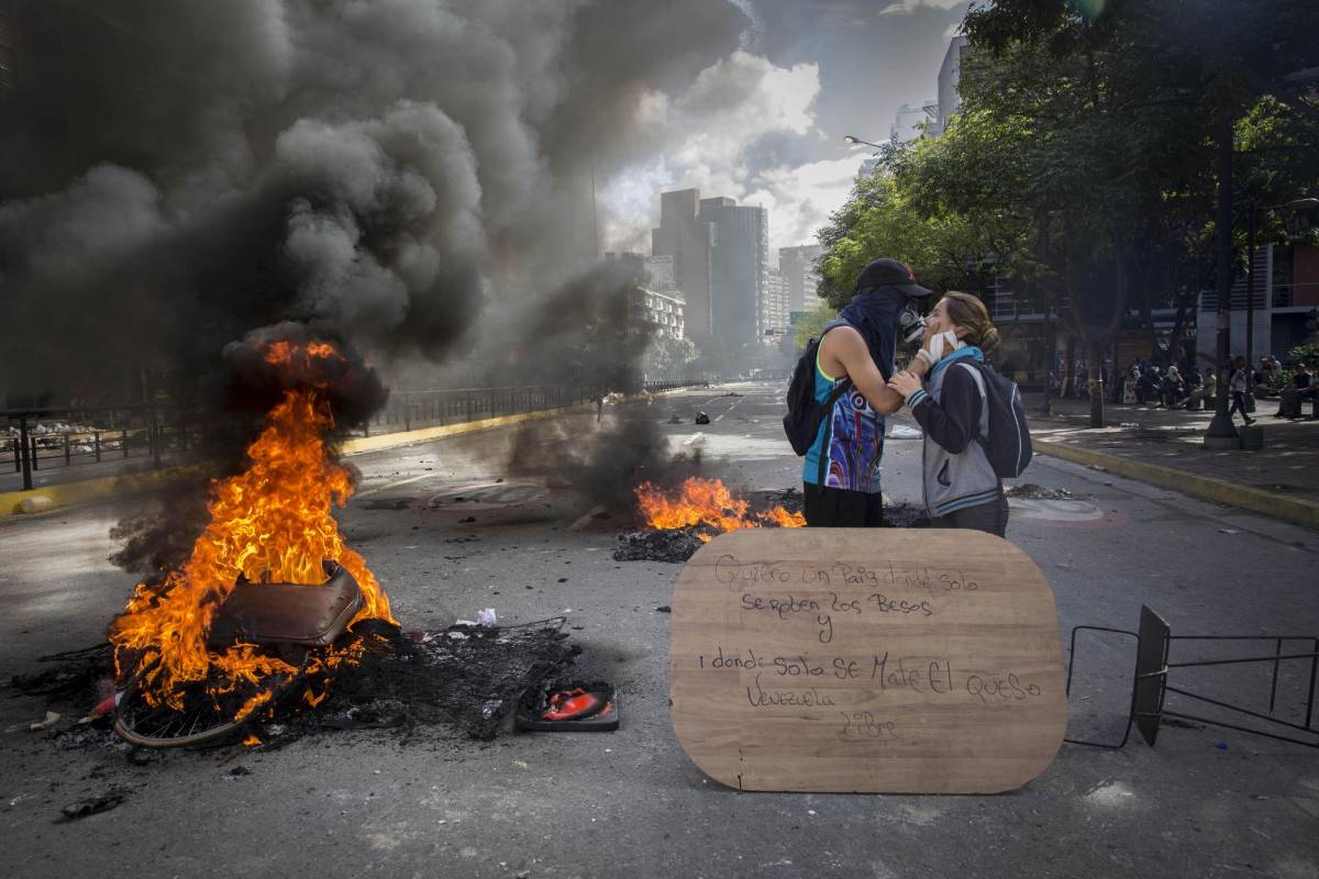 Con protestas que acabaron en la muerte de varias personas, muchos venezolanos le dieron la espalda a la elección de la asamblea constituyente impulsada por Nicolás Maduro. FOTO EFE