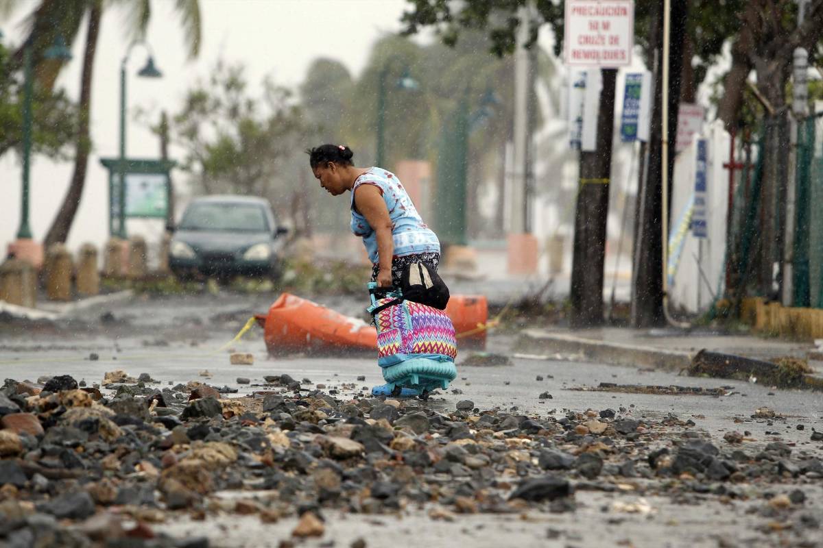 En cuanto al impacto de Irma en territorio estadounidense, las proyecciones del CNH apuntan a un “aumento del 50 % de probabilidades de que sintamos vientos huracanados sobre el sur de Florida el sábado por la tarde y domingo”, aunque todavía es pronto para predecir por dónde entrará el ojo de Irma, dijo a Efe Anthony Reynes, meteorólogo del organismo. FOTO AFP