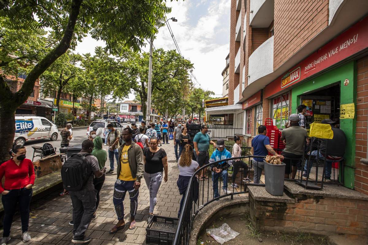 En el Gana del barrio San Javier con la Avenida San Juan, diariamente se ven largas filas de personas haciendo tramites. Foto: Carlos Velásquez
