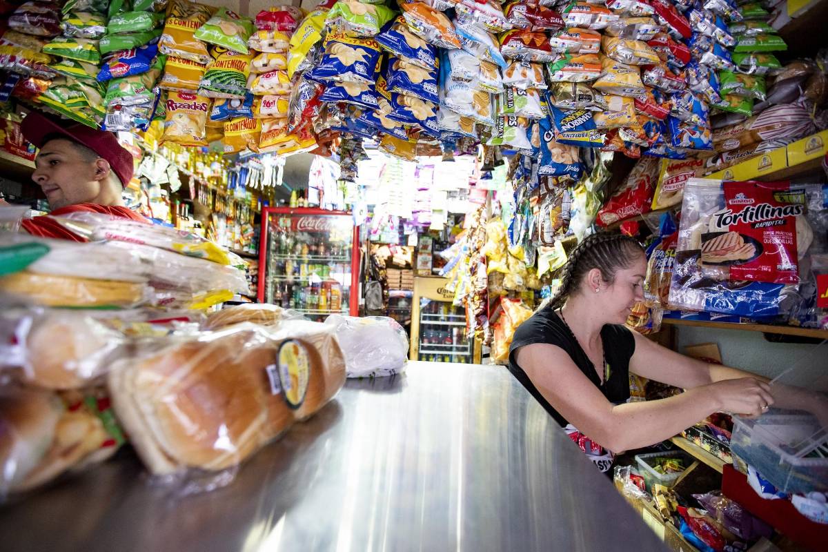 Las tiendas de barrio son la columna vertebral del comercio de esos elementos básicos de la canasta familiar. Foto: Jaime Pérez