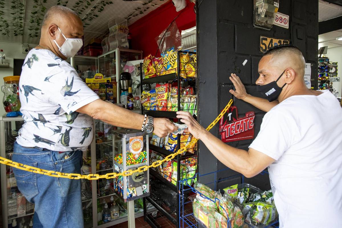 Las tiendas de barrio son la columna vertebral del comercio de esos elementos básicos de la canasta familiar. Foto: Jaime Pérez