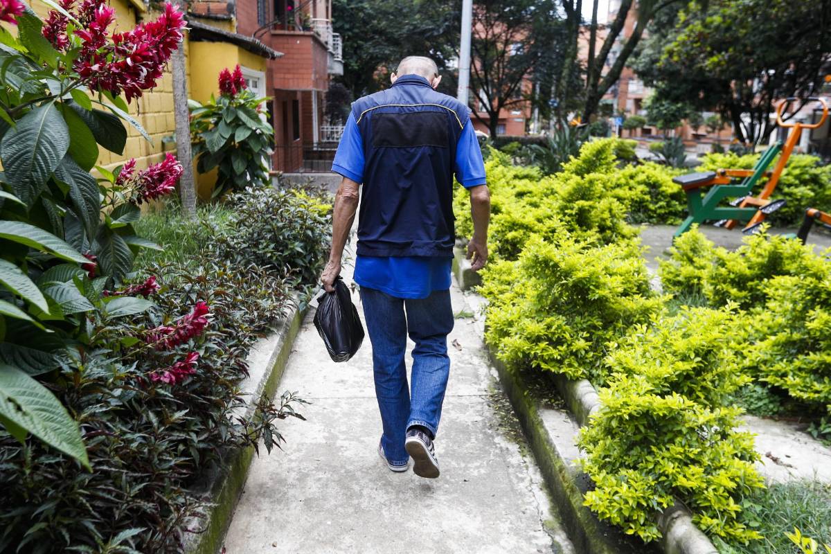 Los grandes supermercados y las tiendas de barrio se transformaron en medio de la pandemia para cuidar a sus clientes y poder sobrevivir económicamente. El domicilio es una de las claves. Foto: Manuel Saldarriaga Quintero.