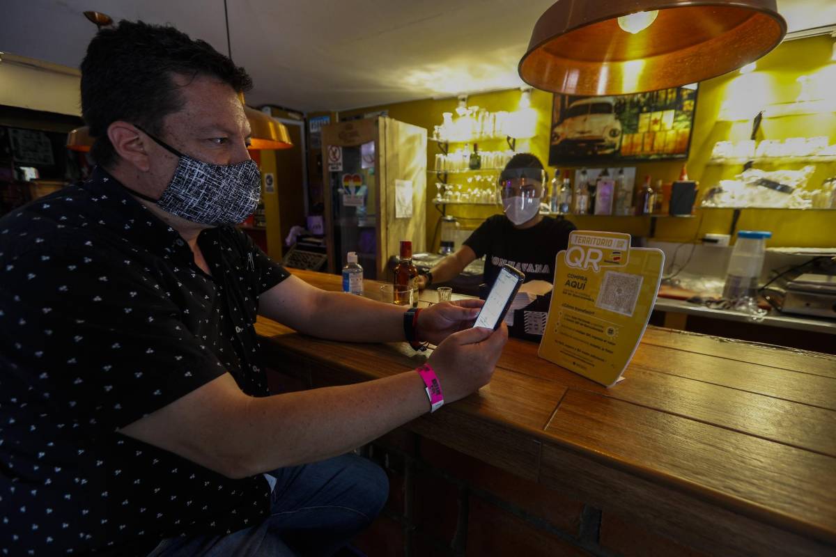 El pago también debe hacerse a través de medios digitales, pues se debe limitar al máximo el uso del efectivo. FOTO MANUEL SALDARRIAGA