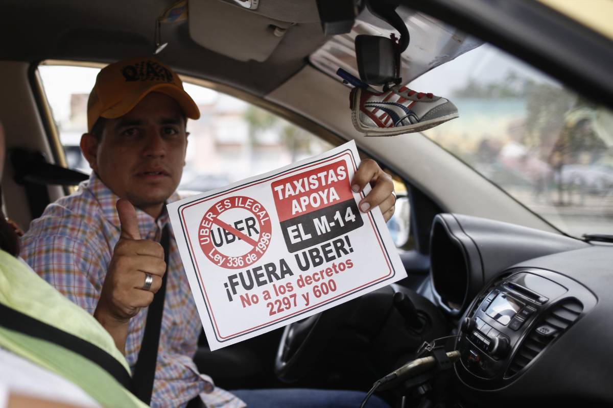 Las marchas, que hasta el medio día transcurrían sin contratiempo, se vieron afectadas en Bogotá por agresiones y disturbios en el centro de la ciudad, debido a la imposibilidad de llegar a la Plaza de Bolívar. FOTO COLPRENSA