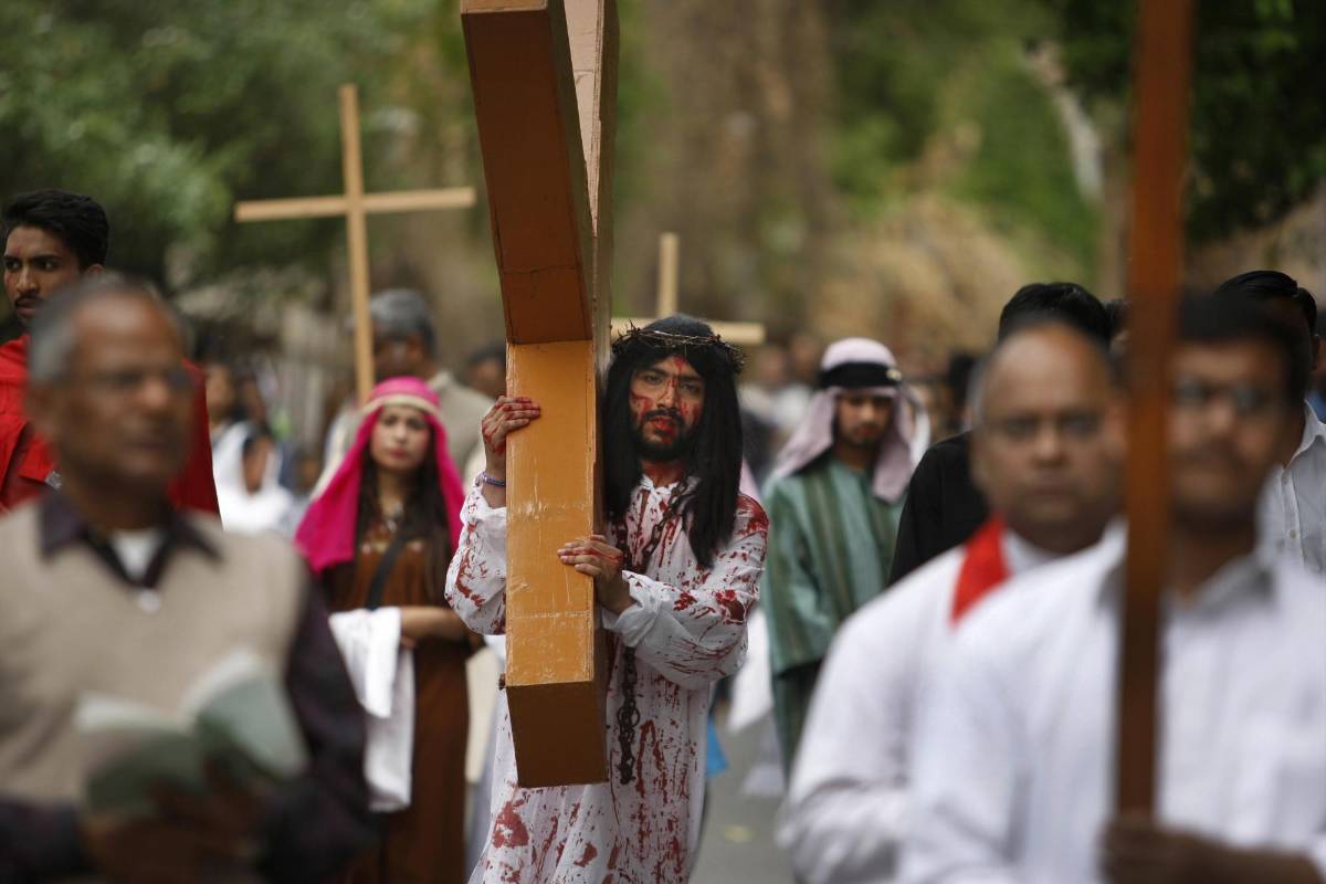 Un grupo teatral de indio recrean la crucifixión de Jesucrito durante el viernes santo en la ciudad de Jammu (India). FOTO AP