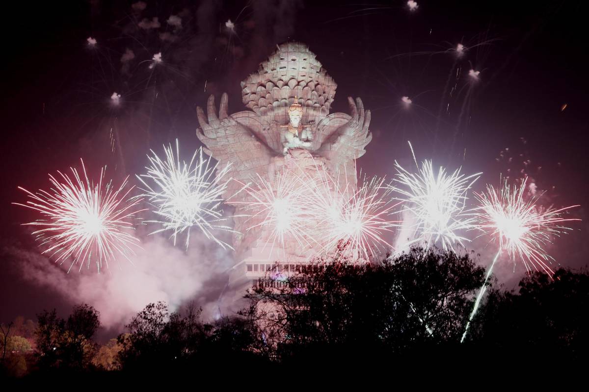 Bienvenido 2020 en Indonesia. FOTO EFE