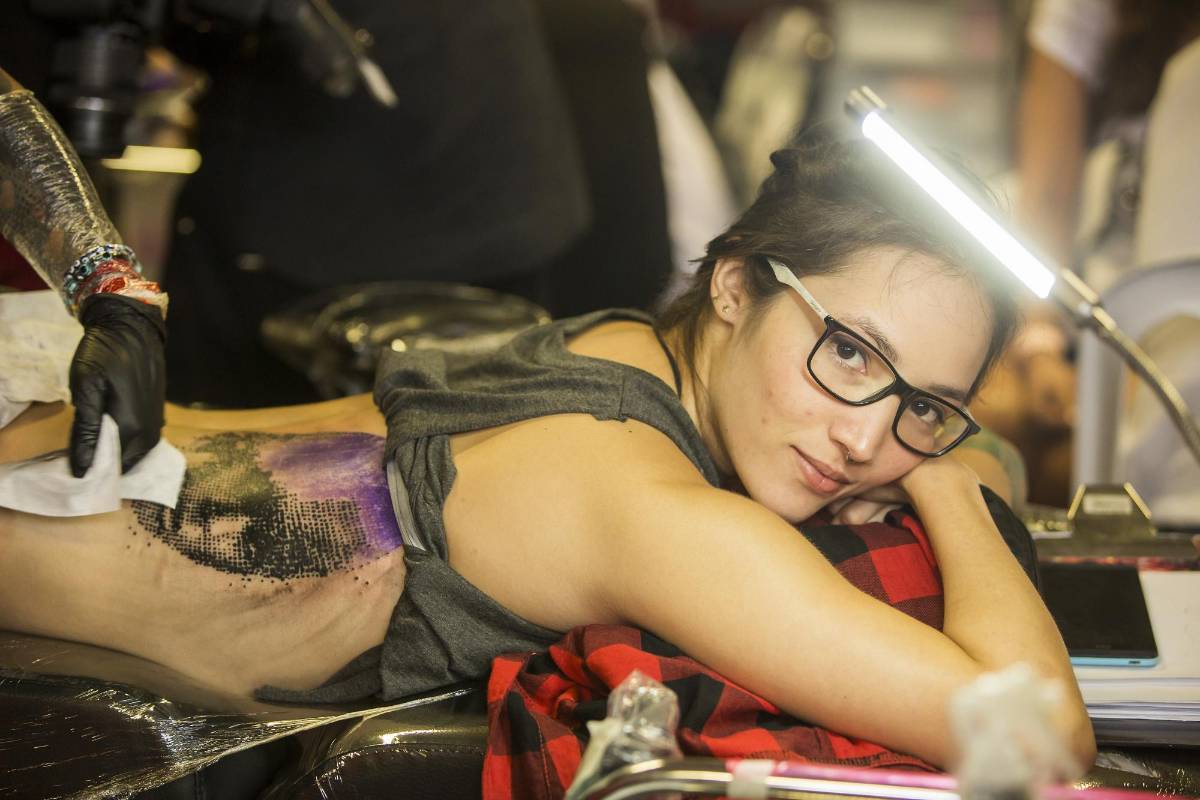 Algunos asistentes aprovecharon para tatuarse. FOTO Carlos Velásquez