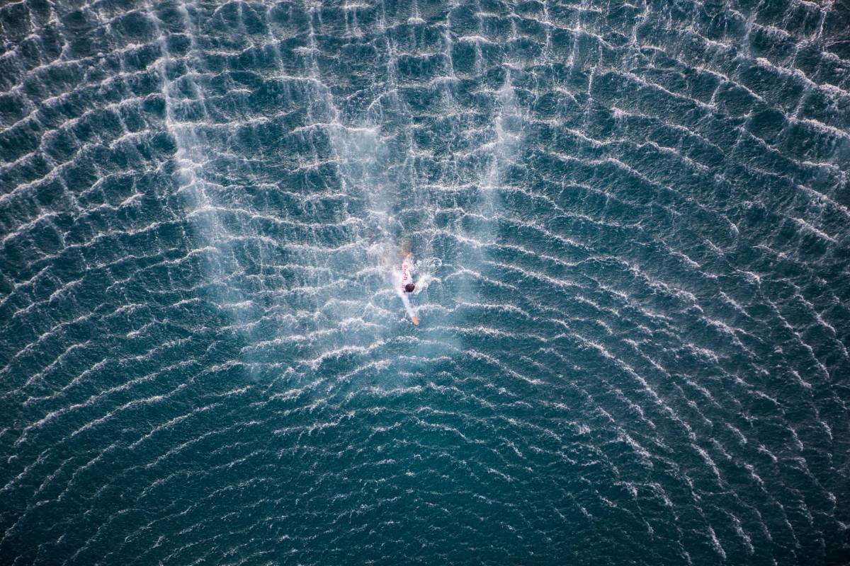 Tras varios años por fuera del país, el clavadista caleño llegó a la isla de San Andrés para saltar desde un helicóptero de la Armada Nacional en medio de arrecifes coralinos. Foto: Maximiliano Blanco