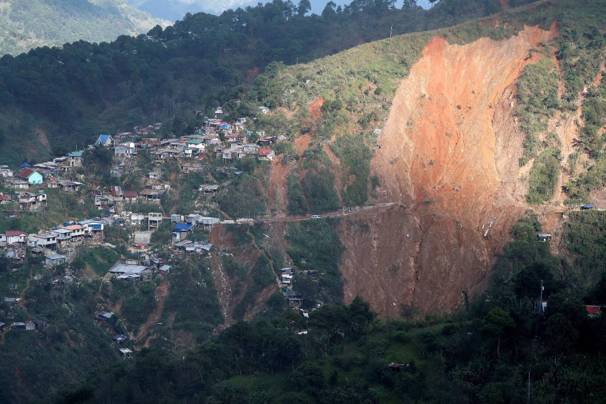 Miembros de los servicios de rescate continúan con la búsqueda de víctimas de un daño causado por el tifón Mangkhut en la localidad de Ucab en el municipio de Itogon, Filipinas. Foto: EFE