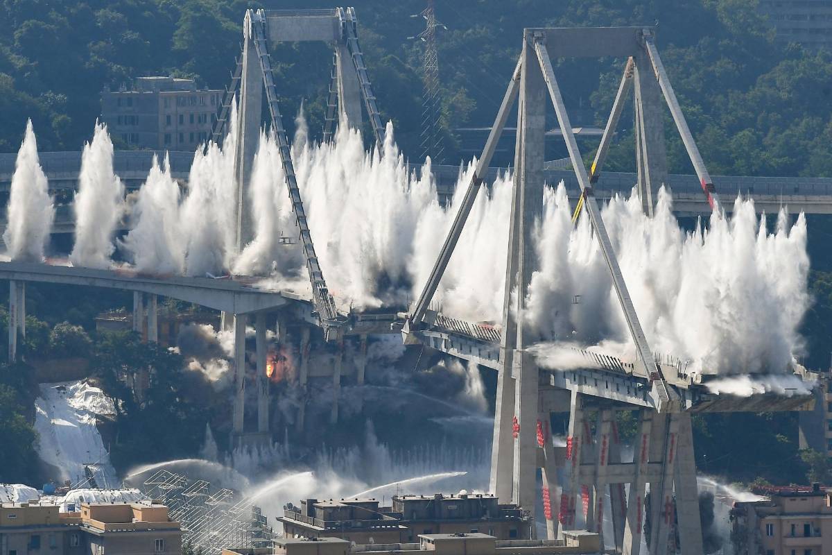 Los dos principales pilares de lo que quedaba del puente Morandi de Génova, en el norte de Italia, cuyo derrumbe causó 43 muertos en agosto de 2018, fueron demolidos con explosivos este viernes. FOTO AFP