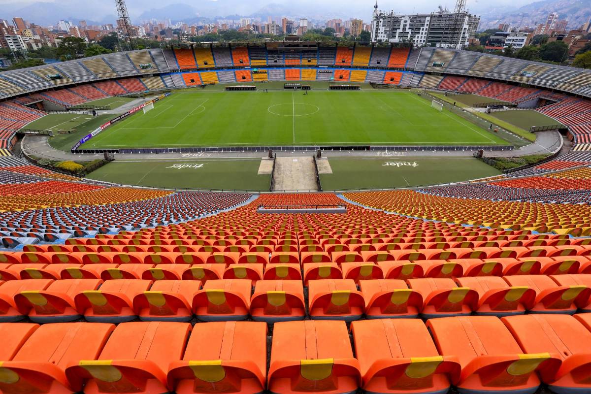 La ausencia del público en las graderías del estadio Atanasio Girardot, de Medellín, tras la reapertura del torneo profesional de fútbol. FOTO JAIME PÉREZ