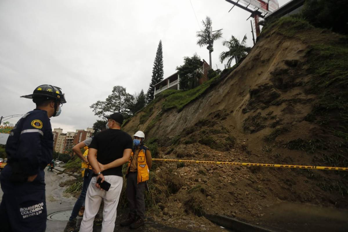 Deslizamiento de tierra en la loma del indio por la avenida las Palmas. FOTO: CAMILO SUÁREZ.