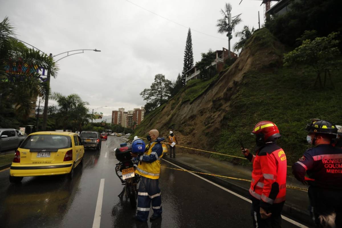 Deslizamiento de tierra en la loma del indio por la avenida las Palmas. FOTO: CAMILO SUÁREZ.
