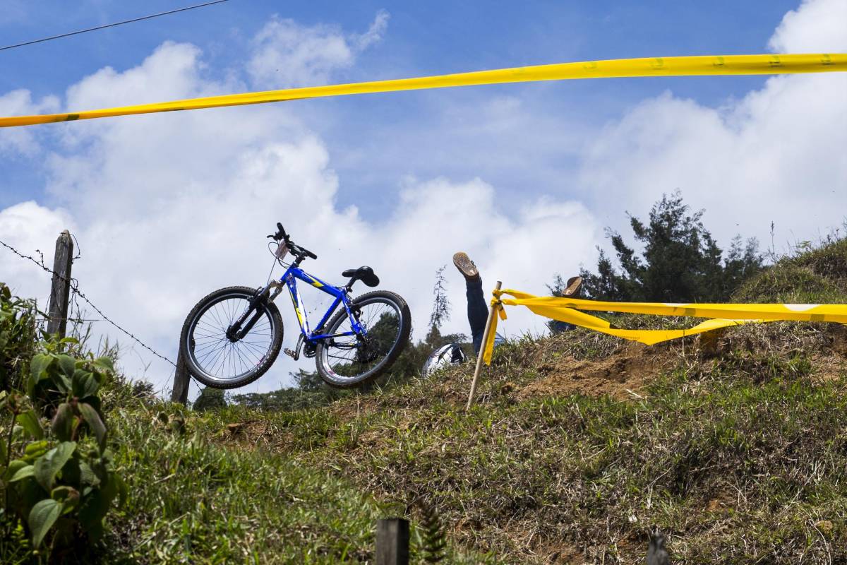 70 hombres y dos mujeres compitieron por lograr el menor tiempo posible en el descenso de la pista corta que tenía dos grandes saltos y altas velocidades. Foto: Esteban Vanegas