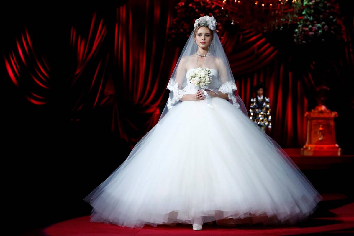 Una modelo presenta una creación de Dolce y Gabbana durante la Semana de la Moda de Milán. Foto: REUTERS