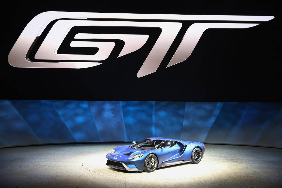 Sin embargo, Ford se concentró este año en NAIAS en la otra parte de la ecuación, vehículos de alto rendimiento. Ford ha concentrado sus departamentos que producen vehículos de prestaciones deportivas bajo la unidad Ford Performance, que se encargará de producir 12 de ellos en los próximos años. Y uno de los primeros resultados es la recuperación de uno de sus vehículos más icónicos, el superdeportivo GT. FOTO AFP