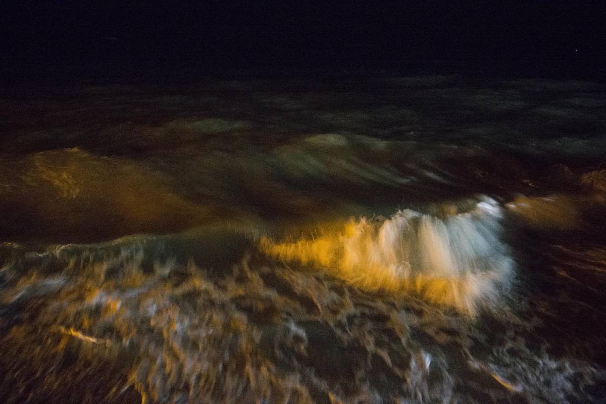 La llegada de las lanchas en la noche se incrementa debido a los operativos de las Fuerzas Armadas durante el día. Así evitan las capturas pero ponen en riesgo la vida de los refugiados que no saben nadar y deben llegar a la orilla. Foto: Esteban Vanegas