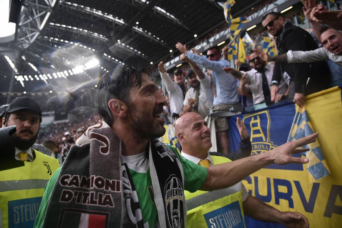 Cariño, afecto y respeto; exactamente lo que había pedido fue lo que los hinchas de Juventus le dieron a Gianluigi Buffon en el último juego con el equipo, en el que estuvo por espacio de 17 temporadas. FOTO AFP