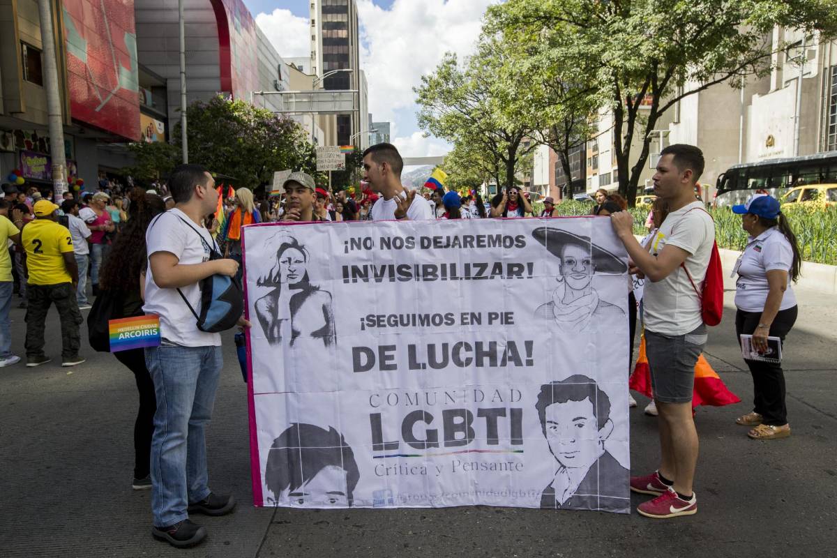 Bajo el sol de la tarde de Medellín, cientos de personas marcharon por las calles del Centro de la ciudad como parte de la reivindicación de los derechos LGTBI. FOTO JAIME PÉREZ