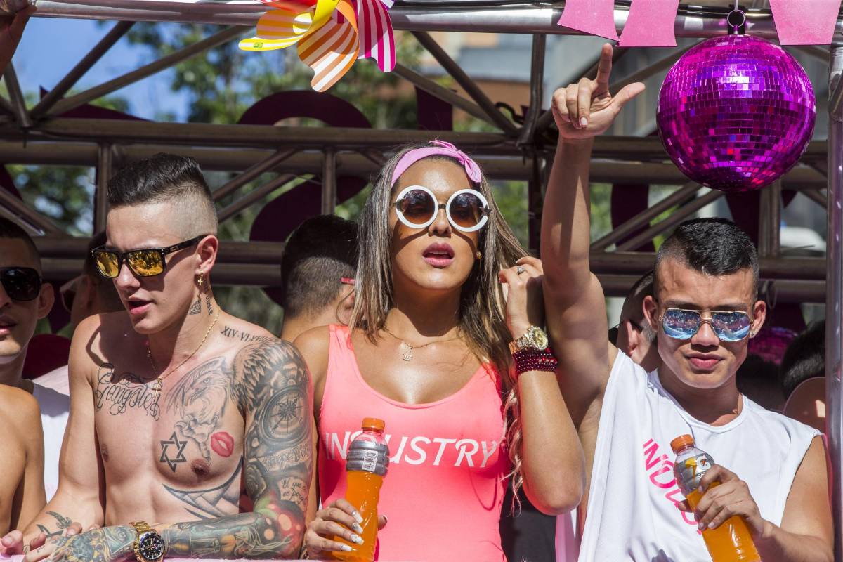 Bajo el sol de la tarde de Medellín, cientos de personas marcharon por las calles del Centro de la ciudad como parte de la reivindicación de los derechos LGTBI. FOTO JAIME PÉREZ