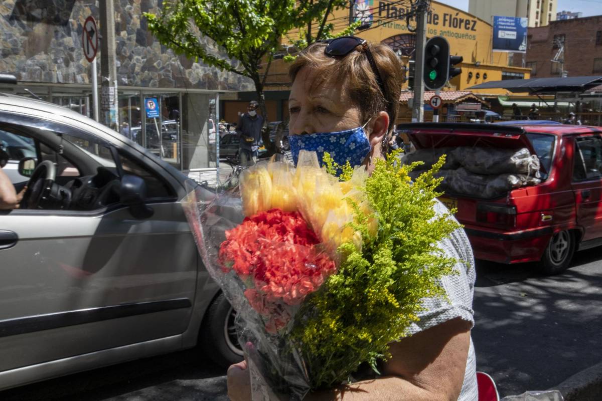 Regalar flores es una tradición que demuestra el amor por las madres y es símbolo de embellecer los sentimientos. Foto: Edwin Bustamante.