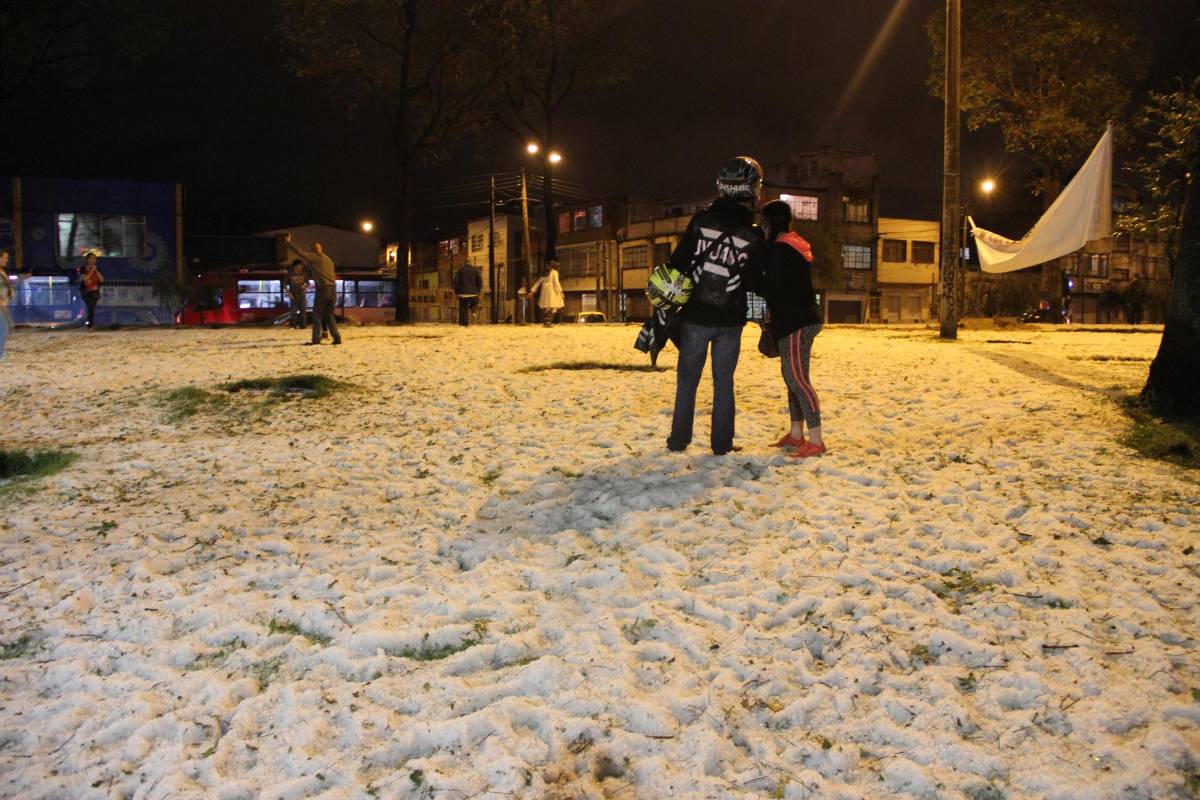 Algunas familias disfrutaron la situación y aprovecharon para tomarse fotos. FOTO COLPRENSA