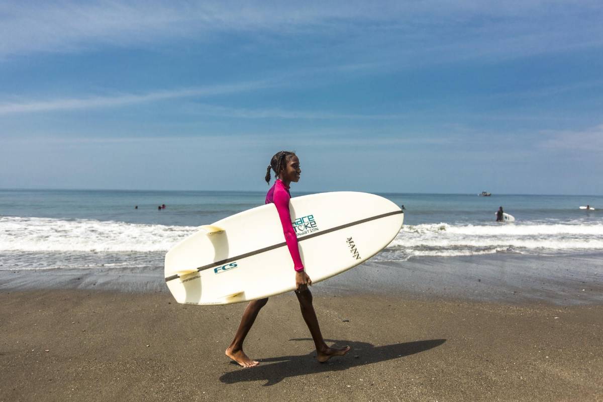 El surf traído por los turistas se ha convertido en el escape perfecto para los jóvenes de la región. Foto. Camilo Suarez