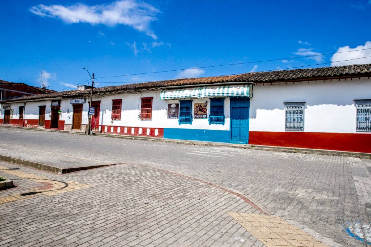 Los habitantes de La Unión, en el Oriente de Antioquia, respetan la cuarentena y las calles de la cuarentena se quedan poco a poco vacías. Foto: Juan Antonio Sánchez. 