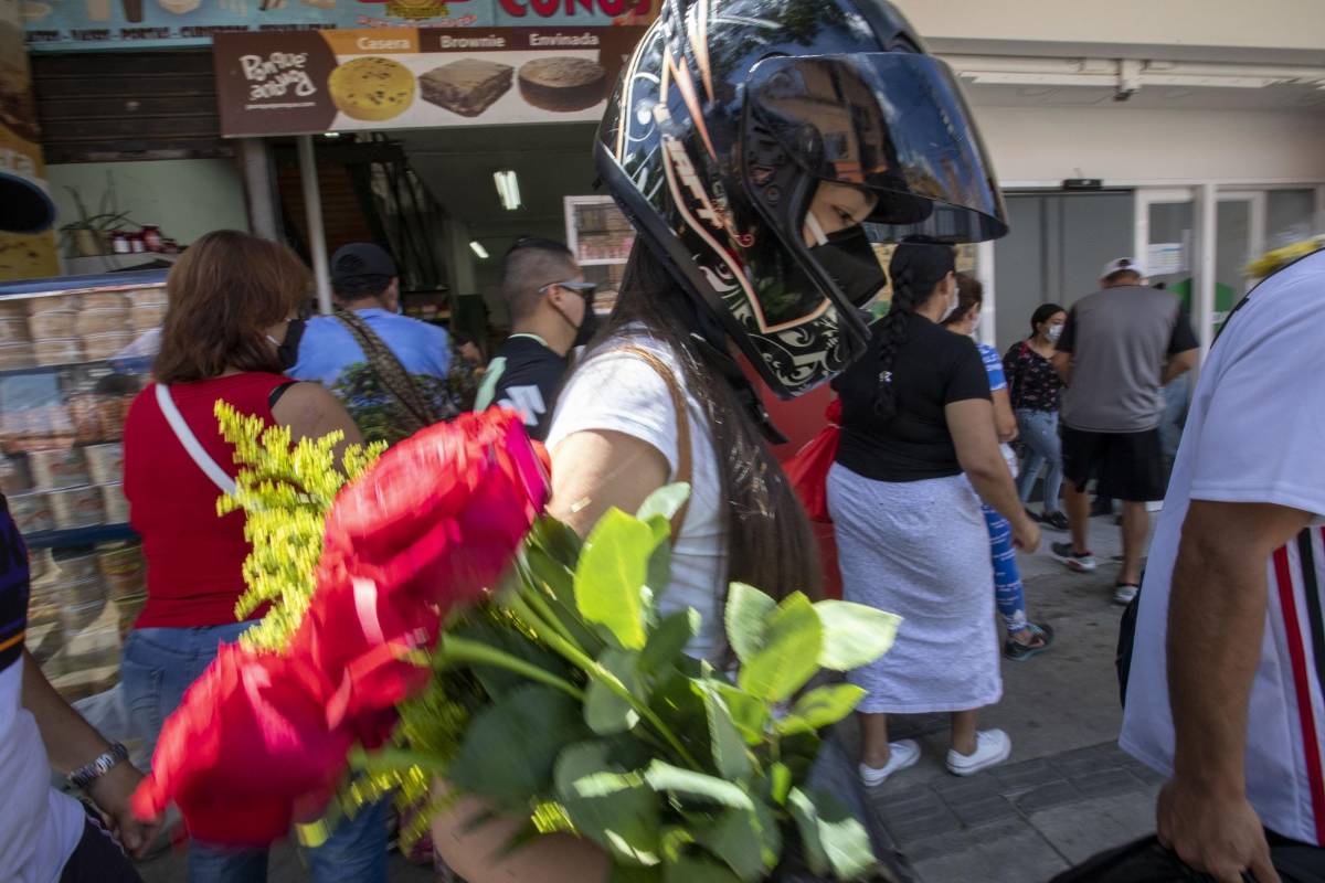 Regalar flores es una tradición que demuestra el amor por las madres y es símbolo de embellecer los sentimientos. Foto: Edwin Bustamante.