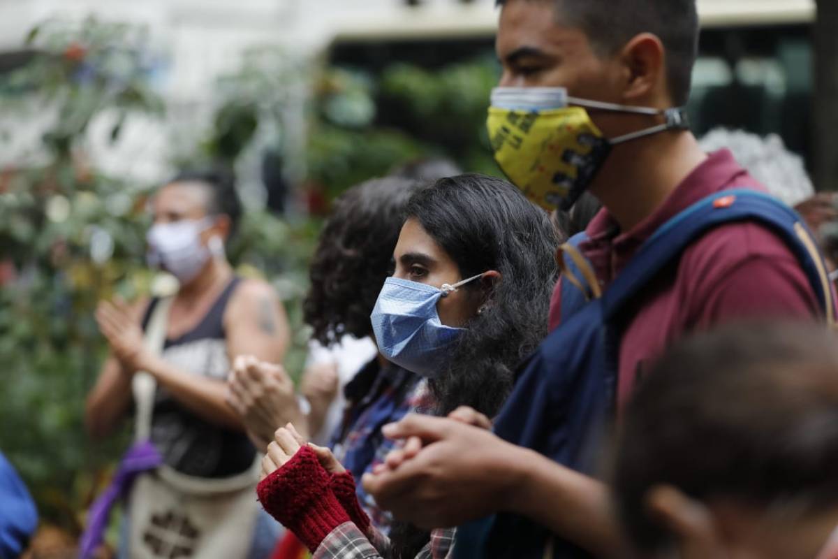 Varias personas rindieron un homenaje a la memoria de Daniela Quiñones y se manifestaron ante el caso de Luz Leidy Vanegas, quien ajusta seis meses desaparecida. FOTO CAMILO SUÁREZ