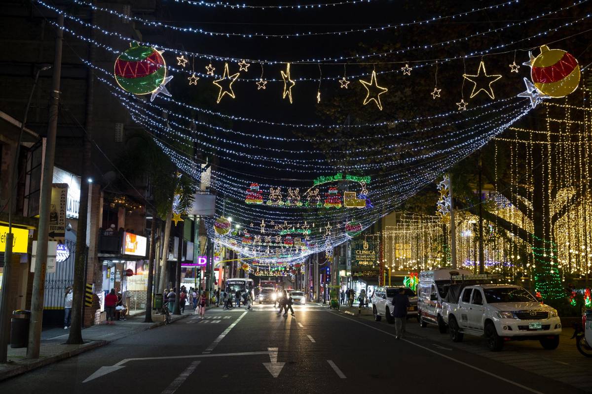 Envigado encendió hoy miércoles 18 de noviembre su alumbrado navideño, convirtiéndose en el primer municipio de Área Metropolitana en iluminar de colores sus calle y parques. Foto: Esteban Venegas.