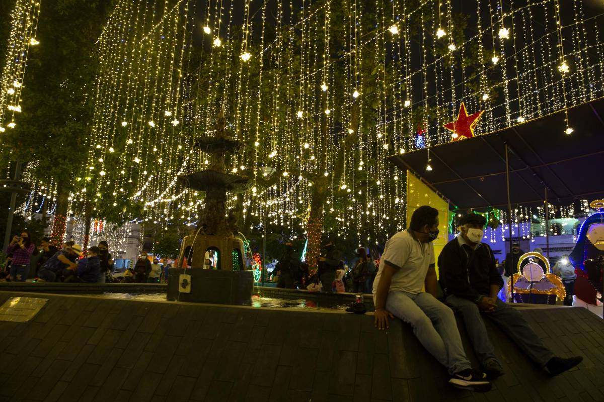 Envigado encendió hoy miércoles 18 de noviembre su alumbrado navideño, convirtiéndose en el primer municipio de Área Metropolitana en iluminar de colores sus calle y parques. Foto: Esteban Venegas.