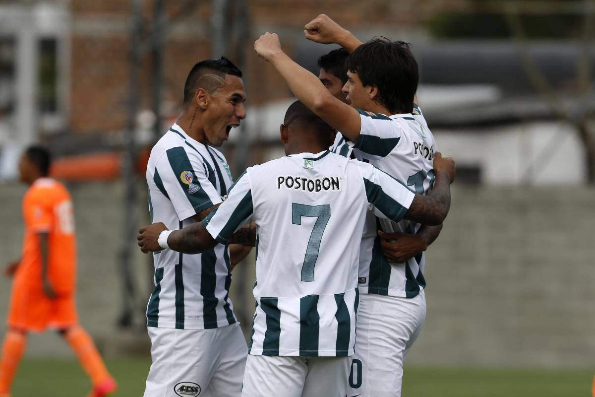 Los visitante hicieron la fiesta en las gradas, porque llenaron el Parque Estadio Sur y se llevaron los tres puntos. FOTO JUAN ANTONIO SÁNCHEZ