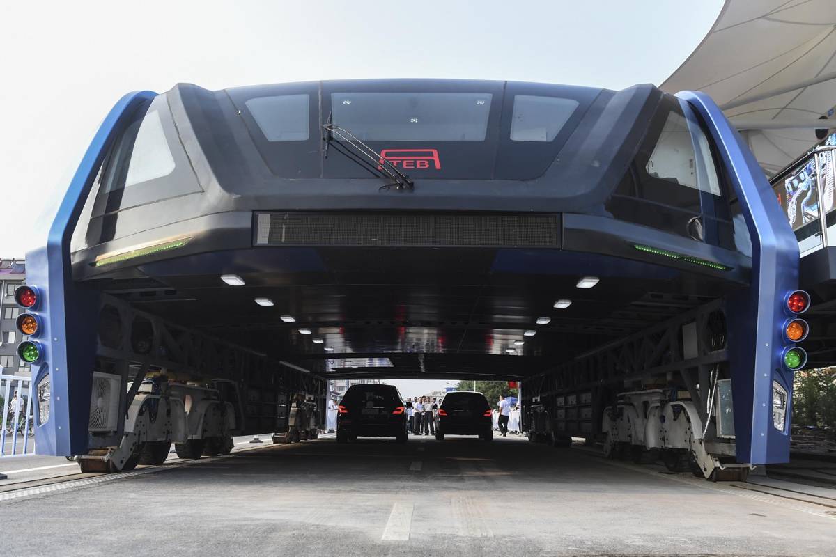 El modelo de Autobús de Tránsito Elevado (TEB, en inglés) está diseñado para ir sobre el tráfico regular para ayudar a la congestión sin tener que hacer nuevos túneles o construir vías férreas elevadas. FOTOS Xinhua vía AP