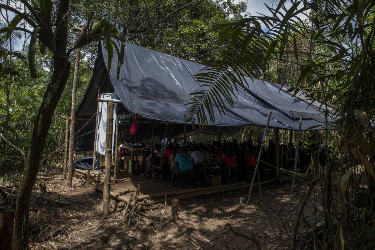 En este campamento ensayan cada día de 7:00 am a 11:30 am y de 1:00 p.m. a 3:00 p.m. Las condiciones del lugar dificultan la acústica, el sonido no tiene ningún eco por lo que hay que cantar más alto para lograr la armonía entre las voces. Foto: Esteban Vanegas. 