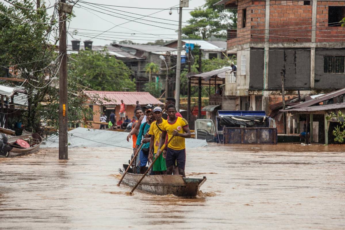 Las fuertes lluvias que se presentaron en la madrugada de este jueves tienen en emergencia a cuatro municipios de Chocó. Nuquí, Lloró (Foto), Bagadó y Cértegui han sufrido por la creciente de los ríos Andagueda y Atrato. Dos personas fallecidas, un centenar de desaparecidos y ocho viviendas destruidas son el saldo que entregan las autoridades. Foto: Murcy