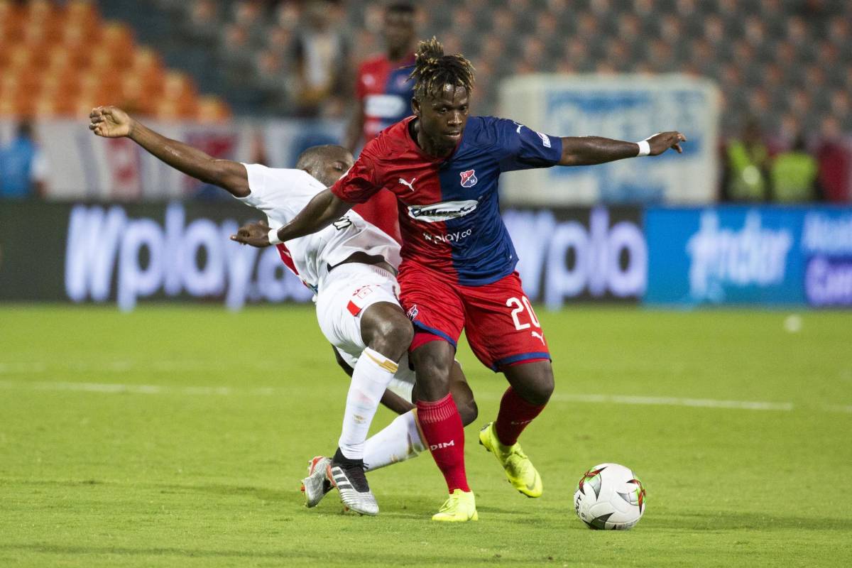 Déinner marcó su primer gol con la camiseta roja. Una vaselina con mucha clase. Foto: Edwin Bustamante